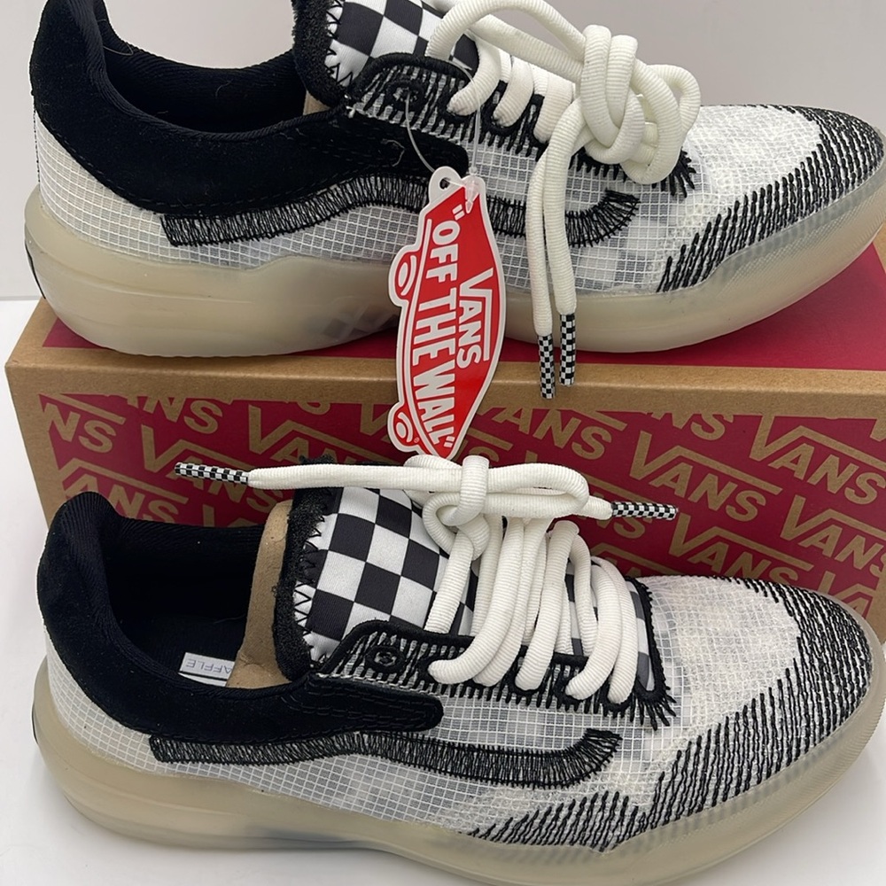 Vans WMNS Ultimatewaffle Checkers White/Black
VN0007NJYB2 Sneakers - Picture 2 of 16